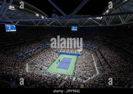 Blick aus der Vogelperspektive auf das Arthur-Ashe-Stadion bei Nacht, 2023 US Open, USTA Billie Jean King National Tennis Center, Flushing Meadows Foto Stock