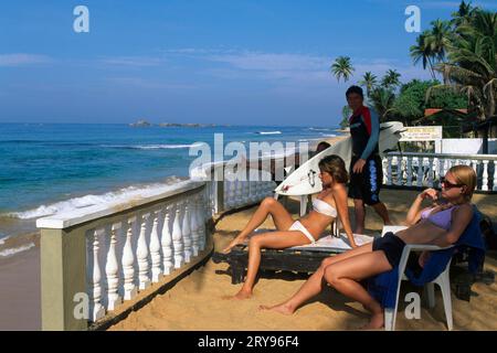 Surf sulla spiaggia di Wewala, Hikkaduwa, Sri Lanka Foto Stock