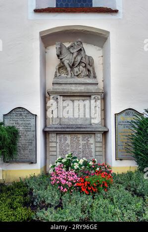 Memoriale di guerra con decorazioni floreali, Bad Groenenenbach, Baviera, Germania Foto Stock