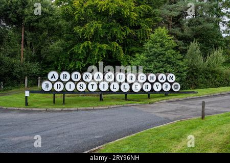 Botti di whisky, impilate e allineate, con il logo aziendale e l'iscrizione Ardnamurchan Distillery, Glenbeg, Scozia, Gran Bretagna Foto Stock