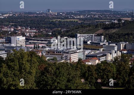 Vista dalla torre Killesberg del quartiere Feuerbach con discoteca, club, attico, Leitz, Audi, Mahle, Stoccarda, Baden-Wuerttemberg, Germania Foto Stock