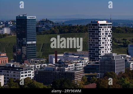 Vista del quartiere di Feuerbach dalla torre Killesberg, la nuova torre Porsche Design, la torre Skyline Living, Pragsattel, Stoccarda, Baden-Wuerttemberg Foto Stock