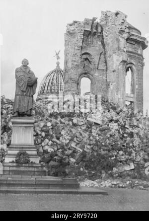 Monumento a Lutero di fronte alle rovine della chiesa di nostra Signora di Dresda Foto Stock