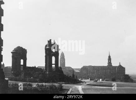 Rovine della chiesa di nostra Signora di Dresda sulla distrutta vista Neumarkt attraverso Muenzgasse da Bruehlsche Terrasse, data della fotografia stimata Foto Stock