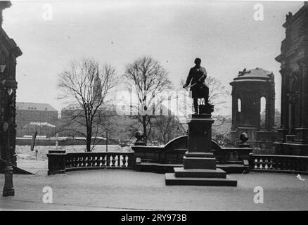Semper Monument sulla terrazza Bruehl, vista da Georg Treu Platz alle rovine della chiesa di nostra Signora, data di fotografia stimata Foto Stock