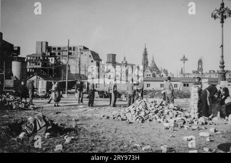 Missione scolastica per ripulire la città vecchia di Dresda, che si trovava in rovina dopo i bombardamenti del febbraio 1945. Qui il Dresden Altmarkt con vista sul Foto Stock