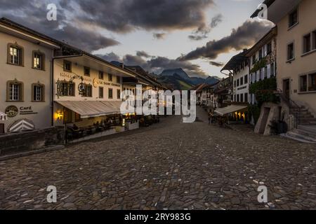 Strada principale della città medievale di Gruyères con molti ristoranti che servono specialità di fonduta di formaggio Moité-Moité. St Il castello di Germain e il castello di Gryerz si trovano nella parte posteriore della cittadina, che è stata insignita del titolo di "migliori villaggi turistici" dall'UNWTO nel 2021. Gruyères, Épagny, Svizzera Foto Stock