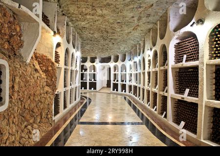 Bottiglie di vino conservate presso le antiche gallerie sotterranee di pietra calcarea della cantina Cricova a Cricova, Moldavia Foto Stock