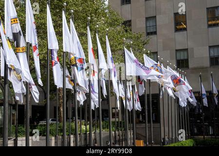 Il Rockefeller Center è decorato con le iconiche opere dell'influente artista Robert Indiana, 2023, New York City, USA Foto Stock