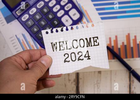 Benvenuto 2024 parole su lavagna. Concetto di nuovo anno. Foto Stock