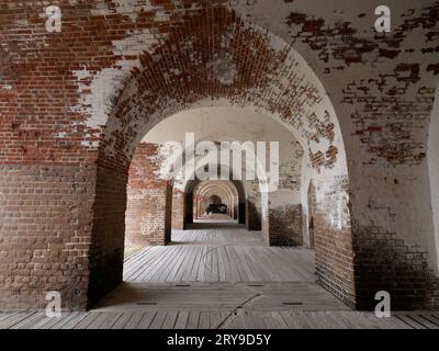 Arcate di mattoni rossi nel bastione nord-occidentale, una difesa confederata con cannoni utilizzati nella guerra civile, situata nel Fort Pulaski National Monument nea Foto Stock