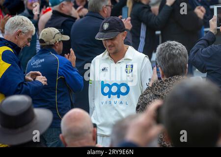 Il capitano di Durham Scott Borthwick viene applaudito dai tifosi di Durham durante la partita del campionato LV= County tra Durham e Leicestershire al Seat Unique Riverside, Chester le Street, giovedì 28 settembre 2023. (Foto: Mark Fletcher | mi News) crediti: MI News & Sport /Alamy Live News Foto Stock