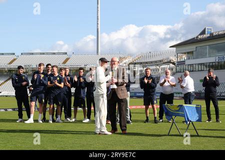 Bob Jackson, direttore del CCC di Durham, presenta al capitano Scott Borthwick il trofeo LV County Division 2 durante la partita del campionato LV= County tra Durham e Leicestershire presso la Seat Unique Riverside, Chester le Street, giovedì 28 settembre 2023. (Foto: Mark Fletcher | mi News) crediti: MI News & Sport /Alamy Live News Foto Stock