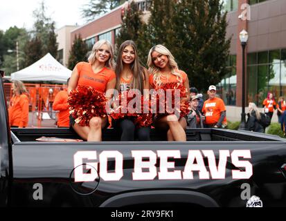 Reser Stadium, Corvallis, OR, USA. 29 settembre 2023. Le cheerleader dello stato dell'Oregon si preparano per la Beaver Walk prima della partita di football NCAA tra gli Utah Utes e gli Oregon State Beavers al Reser Stadium, Corvallis, OREGON. Larry C. Lawson/CSM/Alamy Live News Foto Stock