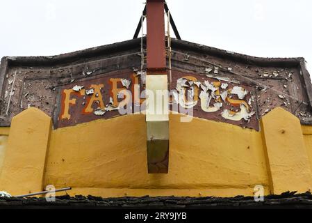 STANTON, CALIFORNIA - 17 SETTEMBRE 2023: Cartello Closeup of the Baumans Fabulous Market con vernice peeling. Foto Stock