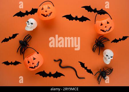 Articoli assortiti per halloween. Giocattoli, secchi jack-o-lantern, scheletri, teschi, ragni, pistrelli un serpente Foto Stock