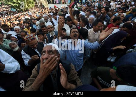 Srinagar, India. 29 settembre 2023. I devoti musulmani reagiscono come un sacerdote mostra una reliquia che si ritiene essere un capello della barba del profeta Maometto dell'Islam durante un incontro organizzato in occasione di Eid Milad-un-Nabi, noto anche come Mawlid, che segna l'anniversario della nascita del Profeta, al Santuario Hazratbal di Srinagar il 29 settembre 2023. (Foto di Mubashir Hassan/Pacific Press) credito: Pacific Press Media Production Corp./Alamy Live News Foto Stock