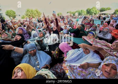 Srinagar, India. 29 settembre 2023. I devoti musulmani reagiscono come un sacerdote mostra una reliquia che si ritiene essere un capello della barba del profeta Maometto dell'Islam durante un incontro organizzato in occasione di Eid Milad-un-Nabi, noto anche come Mawlid, che segna l'anniversario della nascita del Profeta, al Santuario Hazratbal di Srinagar il 29 settembre 2023. (Foto di Mubashir Hassan/Pacific Press) credito: Pacific Press Media Production Corp./Alamy Live News Foto Stock