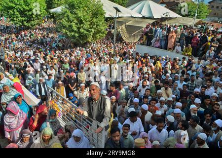 Srinagar, India. 29 settembre 2023. I devoti musulmani reagiscono come un sacerdote mostra una reliquia che si ritiene essere un capello della barba del profeta Maometto dell'Islam durante un incontro organizzato in occasione di Eid Milad-un-Nabi, noto anche come Mawlid, che segna l'anniversario della nascita del Profeta, al Santuario Hazratbal di Srinagar il 29 settembre 2023. (Foto di Mubashir Hassan/Pacific Press) credito: Pacific Press Media Production Corp./Alamy Live News Foto Stock