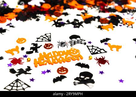 Confetti assortiti di halloween, jack-o-lantern, scheletri, teschi, ragni, pipistrelli Foto Stock