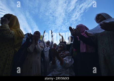 29 settembre 2023, Srinagar, Jammu e Kashmir, India: I devoti musulmani reagiscono come sacerdote mostra una reliquia che si ritiene essere un capello della barba del profeta Maometto durante un incontro organizzato in occasione di Eid Milad-un-Nabi, noto anche come Mawlid, che segna l'anniversario della nascita del Profeta, al Santuario Hazratbal di Srinagar il 29 settembre 2023. (Immagine di credito: © Mubashir Hassan/Pacific Press via ZUMA Press Wire) SOLO USO EDITORIALE! Non per USO commerciale! Foto Stock