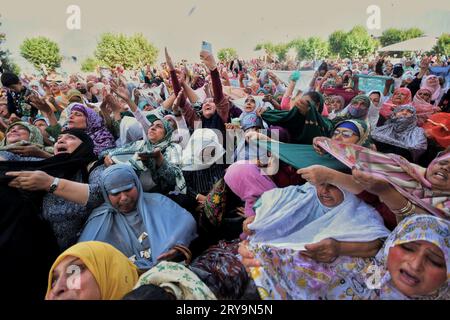 29 settembre 2023, Srinagar, Jammu e Kashmir, India: I devoti musulmani reagiscono come sacerdote mostra una reliquia che si ritiene essere un capello della barba del profeta Maometto durante un incontro organizzato in occasione di Eid Milad-un-Nabi, noto anche come Mawlid, che segna l'anniversario della nascita del Profeta, al Santuario Hazratbal di Srinagar il 29 settembre 2023. (Immagine di credito: © Mubashir Hassan/Pacific Press via ZUMA Press Wire) SOLO USO EDITORIALE! Non per USO commerciale! Foto Stock