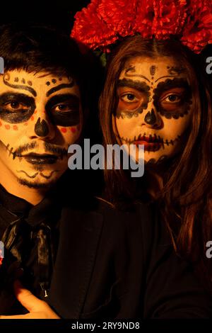 giovane coppia con il trucco del cranio catrin e catrina nel giorno della festa dei morti Foto Stock