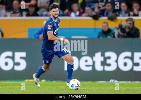 Sinsheim, Deutschland. 29 settembre 2023. Florian Grillitsch (Hoffenheim, 11), AM Ball, Freisteller, Ganzkörper, Einzelbild, Einzelfoto, Aktion, Action, 29.09.2023, Sinsheim (Deutschland), Fussball, Bundesliga, TSG 1899 Hoffenheim - Borussia Dortmund, 29.09.2023, Sinsheim (Deutschland), Fussball, Bundesliga, TSG 1899 HOFFENHEIM - BORUSSIA DORTMUND, LE NORMATIVE DFB/DFL VIETANO L'USO DI FOTOGRAFIE COME SEQUENZE DI IMMAGINI E/O QUASI-VIDEO. Credito: dpa/Alamy Live News Foto Stock