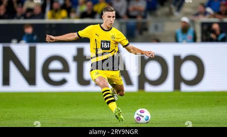 Sinsheim, Deutschland. 29 settembre 2023. Nico Schlotterbeck (BVB, 4), AM Ball, Freisteller, Ganzkörper, Einzelbild, Einzelfoto, Aktion, Action, 29.09.2023, Sinsheim (Deutschland), Fussball, Bundesliga, TSG 1899 Hoffenheim - Borussia Dortmund, 29.09.2023, Sinsheim (Deutschland), Fussball, Bundesliga, TSG 1899 HOFFENHEIM - BORUSSIA DORTMUND, LE NORMATIVE DFB/DFL VIETANO L'USO DI FOTOGRAFIE COME SEQUENZE DI IMMAGINI E/O QUASI-VIDEO. Credito: dpa/Alamy Live News Foto Stock