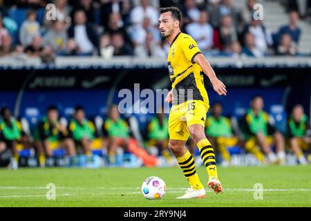 Sinsheim, Deutschland. 29 settembre 2023. Mats Hummels (BVB, 15), AM Ball, Freisteller, Ganzkörper, Einzelbild, Einzelfoto, Aktion, Action, 29.09.2023, Sinsheim (Deutschland), Fussball, Bundesliga, TSG 1899 Hoffenheim - Borussia Dortmund, 29.09.2023, Sinsheim (Deutschland), Fussball, Bundesliga, TSG 1899 HOFFENHEIM - BORUSSIA DORTMUND, LE NORMATIVE DFB/DFL VIETANO L'USO DI FOTOGRAFIE COME SEQUENZE DI IMMAGINI E/O QUASI-VIDEO. Credito: dpa/Alamy Live News Foto Stock