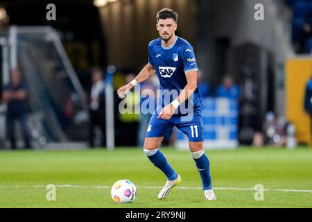 Sinsheim, Deutschland. 29 settembre 2023. Florian Grillitsch (Hoffenheim, 11), AM Ball, Freisteller, Ganzkörper, Einzelbild, Einzelfoto, Aktion, Action, 29.09.2023, Sinsheim (Deutschland), Fussball, Bundesliga, TSG 1899 Hoffenheim - Borussia Dortmund, 29.09.2023, Sinsheim (Deutschland), Fussball, Bundesliga, TSG 1899 HOFFENHEIM - BORUSSIA DORTMUND, LE NORMATIVE DFB/DFL VIETANO L'USO DI FOTOGRAFIE COME SEQUENZE DI IMMAGINI E/O QUASI-VIDEO. Credito: dpa/Alamy Live News Foto Stock