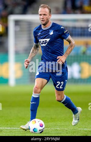 Sinsheim, Deutschland. 29 settembre 2023. Kevin Vogt (Hoffenheim, 22), AM Ball, Freisteller, Ganzkörper, Einzelbild, Einzelfoto, Aktion, Action, 29.09.2023, Sinsheim (Deutschland), Fussball, Bundesliga, TSG 1899 Hoffenheim - Borussia Dortmund, 29.09.2023, Sinsheim (Deutschland), Fussball, Bundesliga, TSG 1899 HOFFENHEIM - BORUSSIA DORTMUND, LE NORMATIVE DFB/DFL VIETANO L'USO DI FOTOGRAFIE COME SEQUENZE DI IMMAGINI E/O QUASI-VIDEO. Credito: dpa/Alamy Live News Foto Stock