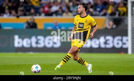 Sinsheim, Deutschland. 29 settembre 2023. Ramy Bensebaini (BVB, 5), AM Ball, Freisteller, Ganzkörper, Einzelbild, Einzelfoto, Aktion, Action, 29.09.2023, Sinsheim (Deutschland), Fussball, Bundesliga, TSG 1899 Hoffenheim - Borussia Dortmund, 29.09.2023, Sinsheim (Deutschland), Fussball, Bundesliga, TSG 1899 HOFFENHEIM - BORUSSIA DORTMUND, LE NORMATIVE DFB/DFL VIETANO L'USO DI FOTOGRAFIE COME SEQUENZE DI IMMAGINI E/O QUASI-VIDEO. Credito: dpa/Alamy Live News Foto Stock