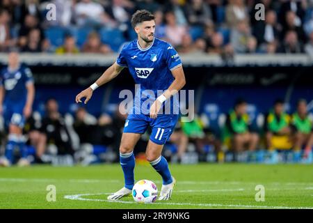 Sinsheim, Deutschland. 29 settembre 2023. Florian Grillitsch (Hoffenheim, 11), AM Ball, Freisteller, Ganzkörper, Einzelbild, Einzelfoto, Aktion, Action, 29.09.2023, Sinsheim (Deutschland), Fussball, Bundesliga, TSG 1899 Hoffenheim - Borussia Dortmund, 29.09.2023, Sinsheim (Deutschland), Fussball, Bundesliga, TSG 1899 HOFFENHEIM - BORUSSIA DORTMUND, LE NORMATIVE DFB/DFL VIETANO L'USO DI FOTOGRAFIE COME SEQUENZE DI IMMAGINI E/O QUASI-VIDEO. Credito: dpa/Alamy Live News Foto Stock