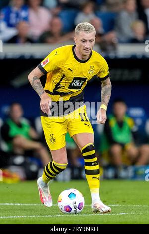 Sinsheim, Deutschland. 29 settembre 2023. Marco Reus (BVB, 11), AM Ball, Freisteller, Ganzkörper, Einzelbild, Einzelfoto, Aktion, Action, 29.09.2023, Sinsheim (Deutschland), Fussball, Bundesliga, TSG 1899 Hoffenheim - Borussia Dortmund, 29.09.2023, Sinsheim (Deutschland), Fussball, Bundesliga, TSG 1899 HOFFENHEIM - BORUSSIA DORTMUND, LE NORMATIVE DFB/DFL VIETANO L'USO DI FOTOGRAFIE COME SEQUENZE DI IMMAGINI E/O QUASI-VIDEO. Credito: dpa/Alamy Live News Foto Stock