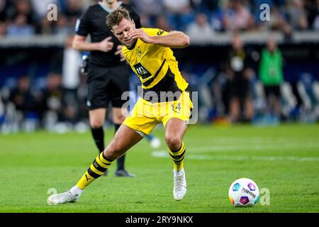 Sinsheim, Deutschland. 29 settembre 2023. Niclas Füllkrug (BVB, 14), AM Ball, Freisteller, Ganzkörper, Einzelbild, Einzelfoto, Aktion, Action, 29.09.2023, Sinsheim (Deutschland), Fussball, Bundesliga, TSG 1899 Hoffenheim - Borussia Dortmund, 29.09.2023, Sinsheim (Deutschland), Fussball, Bundesliga, TSG 1899 HOFFENHEIM - BORUSSIA DORTMUND, LE NORMATIVE DFB/DFL VIETANO L'USO DI FOTOGRAFIE COME SEQUENZE DI IMMAGINI E/O QUASI-VIDEO. Credito: dpa/Alamy Live News Foto Stock