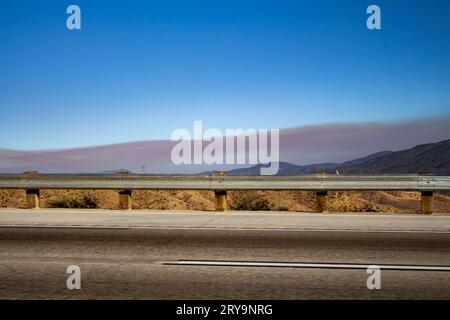 Spesso strato di smog marrone grigio sulle colline vicino all'autostrada Foto Stock