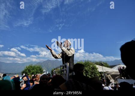 Srinagar, India. 29 settembre 2023. I devoti musulmani reagiscono come un sacerdote mostra una reliquia che si ritiene essere un capello della barba del profeta Maometto dell'Islam durante un incontro organizzato in occasione di Eid Milad-un-Nabi, noto anche come Mawlid, che segna l'anniversario della nascita del Profeta, al Santuario Hazratbal di Srinagar il 29 settembre 2023. (Foto di Mubashir Hassan/Pacific Press/Sipa USA) credito: SIPA USA/Alamy Live News Foto Stock