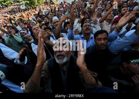 Srinagar, India. 29 settembre 2023. I devoti musulmani reagiscono come un sacerdote mostra una reliquia che si ritiene essere un capello della barba del profeta Maometto dell'Islam durante un incontro organizzato in occasione di Eid Milad-un-Nabi, noto anche come Mawlid, che segna l'anniversario della nascita del Profeta, al Santuario Hazratbal di Srinagar il 29 settembre 2023. (Foto di Mubashir Hassan/Pacific Press/Sipa USA) credito: SIPA USA/Alamy Live News Foto Stock