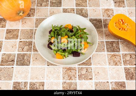 Deliziosa insalata di zucca con rucola e barbabietole Foto Stock