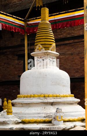 Piccolo stupa situato accanto a Piazza Patan Durbar, Patan, Nepal Foto Stock