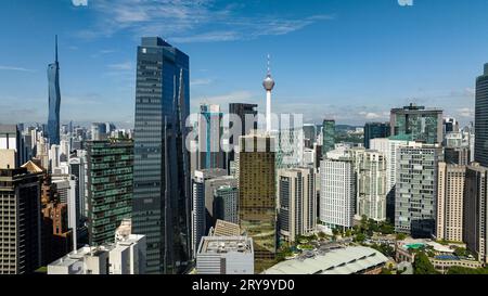 Kuala Lumpur, Malesia - 11 settembre 2022: Distretto del centro di Kuala Lumpur. Merdeka Tower, Menara Kuala Lumpur. Foto Stock