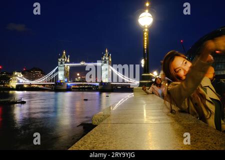 Londra, Regno Unito. 29 settembre 2023. La Harvest - o Corn Moon sorge da dietro il Tower Bridge. Questa luna piena è la quarta e ultima superluna dell'anno. Credito: Fotografia dell'undicesima ora/Alamy Live News Foto Stock