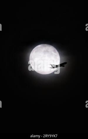 Londra, Regno Unito. 29 settembre 2023. Un aereo vola di fronte alla Harvest - conosciuta anche come la Luna del mais. Questa luna piena è la quarta e ultima superluna dell'anno che appare più grande mentre viaggia più vicino in un'orbita alla terra del normale. Credito: Fotografia dell'undicesima ora/Alamy Live News Foto Stock