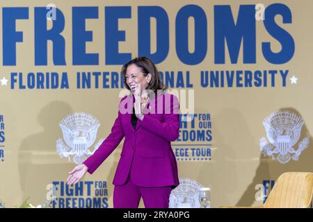 Miami, Florida, USA. 28 settembre 2023. Il Vice Presidente degli Stati Uniti Kamala Harris parla durante il suo âFight per il nostro Freedomsâ tour universitario presso la Florida International University di Miami, Florida, USA, 28 settembre 2023. Harrisâs la visita alla Florida International University, una delle più grandi istituzioni ispaniche del paese, fa parte del suo âFight for Our Freedoms' College Tour. Questo evento del campus è la sesta tappa del tour universitario di un mese di Vice Presidentâs. Credito: Cristobal Herrera-Ulashkevich/Pool tramite CNP/dpa/Alamy Live News Foto Stock