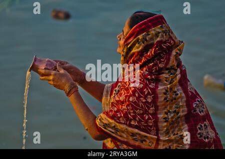 Donna indiana che celebra Chhath - Festival indù a Varanasi Foto Stock