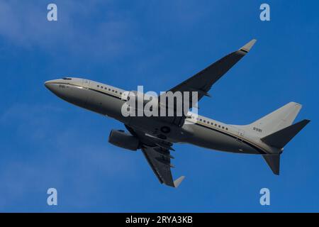 Boeing C40A Clipper velivolo logistico militare con US Navy Fleet Logistics Support Squadron 61 (VR-61), "Islanders" vicino alla NAF, base di Atsugi, Giappone Foto Stock