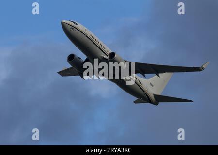 Boeing C40A Clipper velivolo logistico militare con US Navy Fleet Logistics Support Squadron 61 (VR-61), "Islanders" vicino alla NAF, base di Atsugi, Giappone Foto Stock