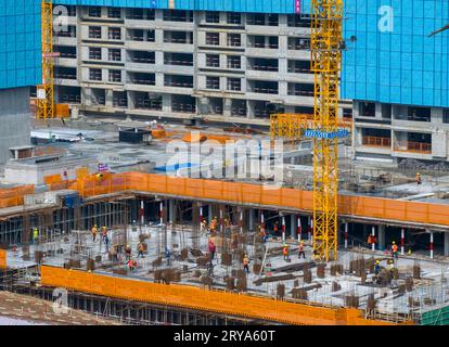 HUAI'AN, CINA - 30 SETTEMBRE 2023 - i lavoratori lavorano nel cantiere di Huai'an City, provincia di Jiangsu, Cina, 30 settembre 2023. Foto Stock