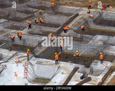 HUAI'AN, CINA - 30 SETTEMBRE 2023 - i lavoratori lavorano nel cantiere di Huai'an City, provincia di Jiangsu, Cina, 30 settembre 2023. Foto Stock